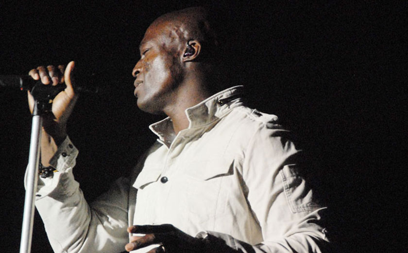 Seal sings classic R&B songs that are smooth and cool for audiences.
