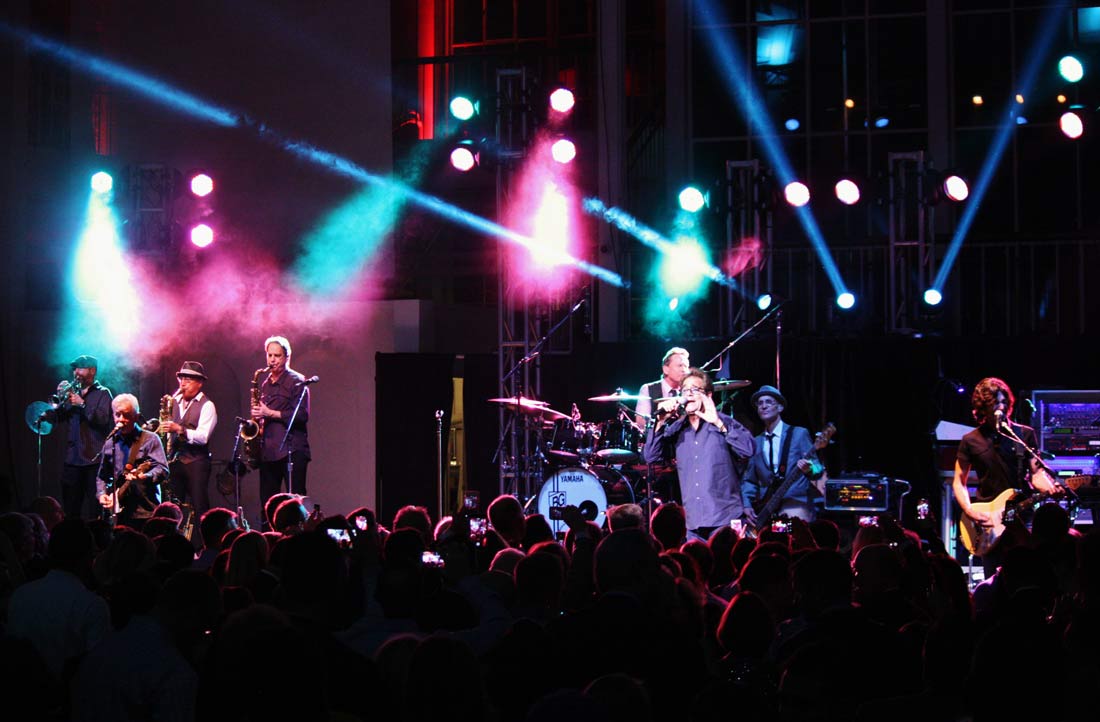 book-celebrity-bands-huey-lewis